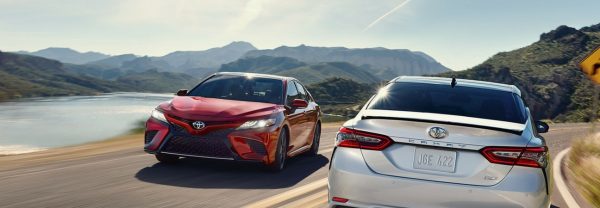 Two 2018 Toyota Camry cars, in a blog post about comparing Toyota cars.